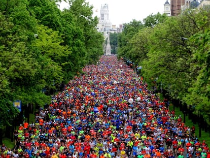 Miles de corredores en el paseo de la Castellana de Madrid, durante la celebraci&oacute;n de un marat&oacute;n popular.