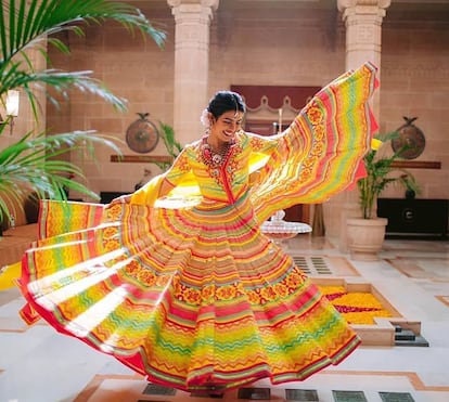 Priyanka con un espectacular vestido de vuelo multicolor.