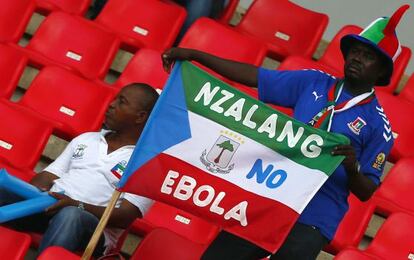 Un fan lleva una pancarta contra el &eacute;bola durante un partido de la Copa de &Aacute;frica ayer. 