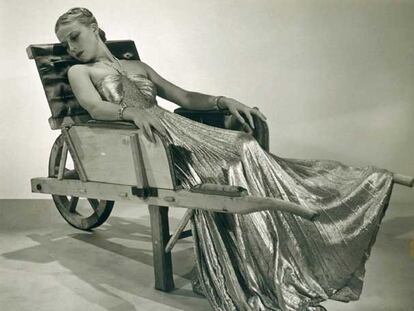 Modelo sentada en la carretilla de Óscar Domínguez, fotografiada por Man Ray.