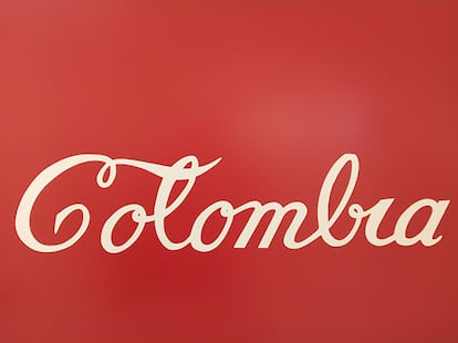 La pieza 'Colombia Coca Cola', de Antonio Caro, en la Sala de Arte Bancolombia.