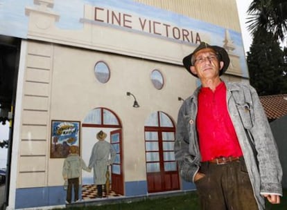 Toño González, ante el mural que recuerda el cine que tuvo Silleda en un día de proyección de 'Bienvenido, Mister Marshall'.