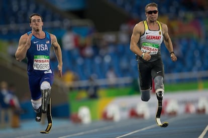 El estadounidense Nick Rogers (izquierda) y el aleman David Behre compiten en la prueba de 100 metros.