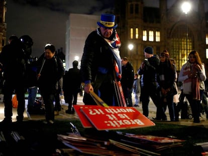 Manifestantes contrários ao Brexit nesta terça-feira em frente ao Palácio de Westminster