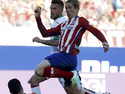 Fernando Torres, delantero del Atl&eacute;tico de Madrid, anota un gol en un partido frente al Granada.