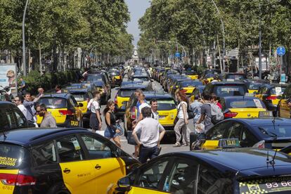 Els taxistes van protagonitzar divendres una marxa lenta de protesta a la Gran Via.