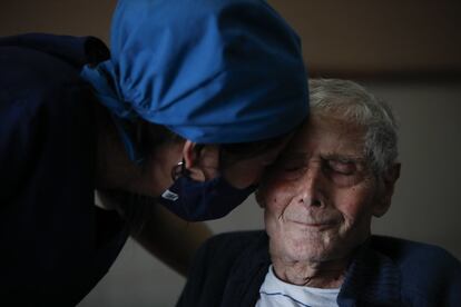 Sólo el 12% de las personas mayores de 60, las más vulnerables a la enfermedad, se han podido vacunar en Argentina.