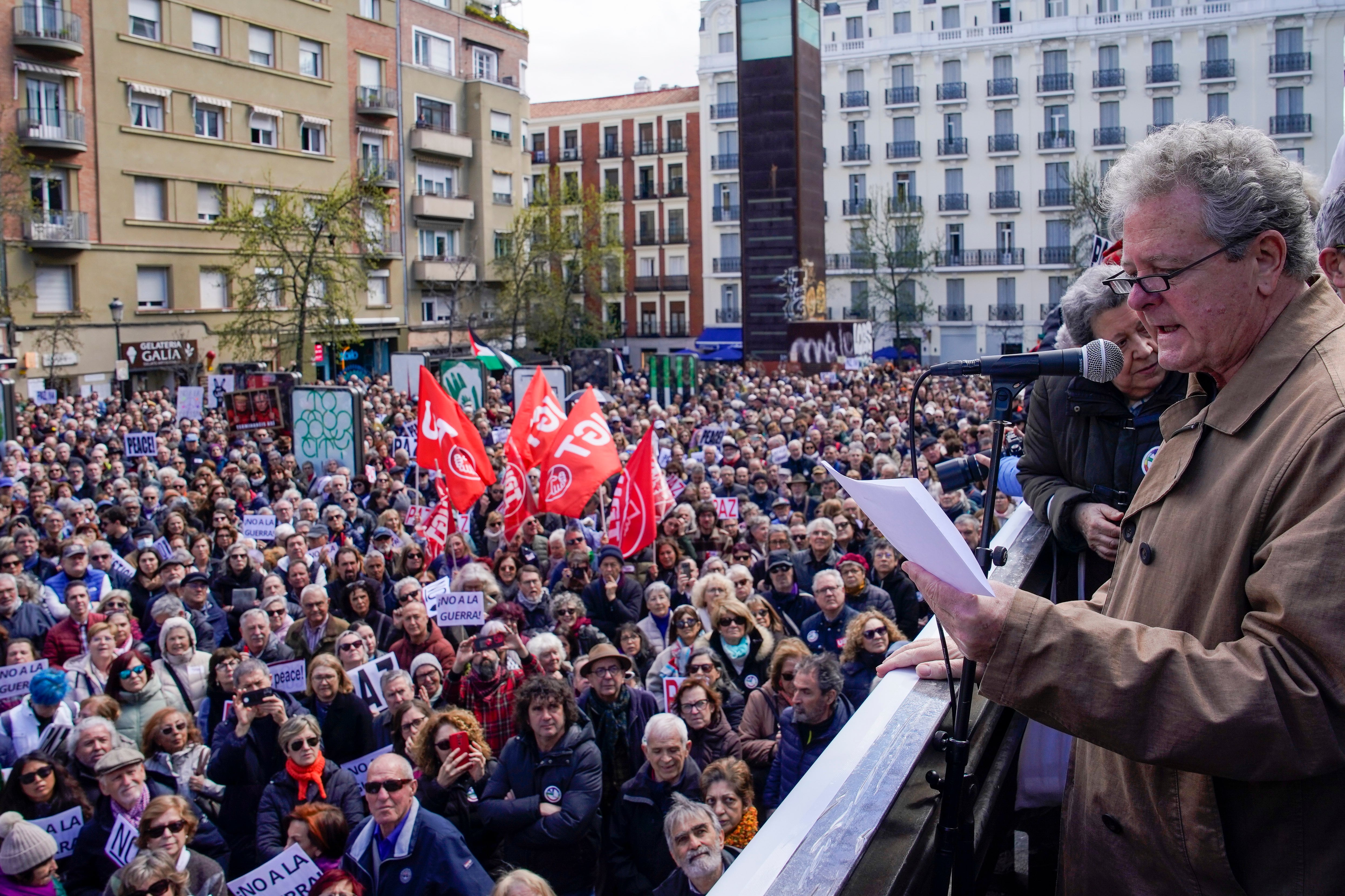 El humorista Juan Luis Cano, durante la lectura del manifiesto en contra de la guerra en Madrid, este sábado. 