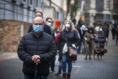 Cues per la votació a l'Escola Industrial. A la foto, l'epidemiòelg Toni Trilla. 