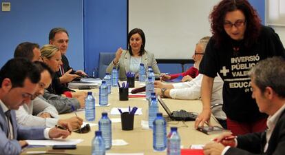 La consejera María José Catalá, en la reunión con los sindicatos.