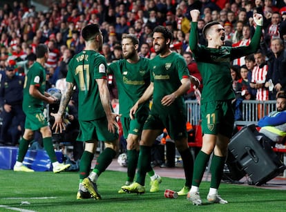 Córdoba, Raúl García e Iñigo celebran el gol de Yuri al Granada.