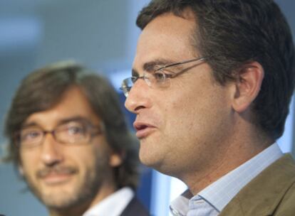 Antonio Basagoiti, en su comparecencia de ayer, con el secretario general del PP vasco, Iñaki Oyarzábal, en segundo plano.