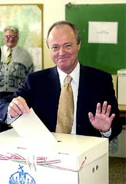 El socialisra Peter Medgyessy deposita su voto en un colegio electoral de Budapest.