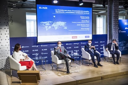 Mesa redonda 'Las fórmulas para sacar a la economía de la recesión'. Desde la izquierda, Alicia González, moderadora y corresponsal de economía internacional de EL PAÍS; Javier Sánchez-Prieto, presidente de Iberia, Antonio Llardén, presidente de Enagás; y Jaume Miquel, presidente y consejero delegado de Tendam.