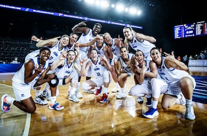 Las jugadoras del Perfumerías Avenida celebran su pase a la final de la Euroliga tras ganar al Sopron. / fiba