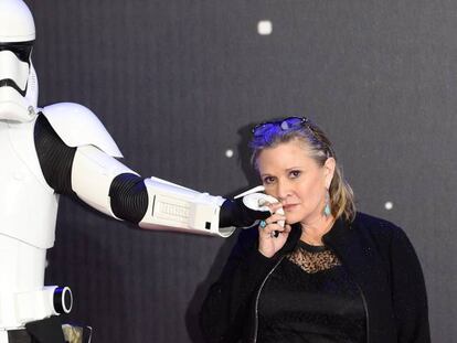 La actriz Carrie Fisher, junto a un soldado imperial de Star Wars.