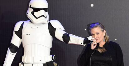 La actriz Carrie Fisher, junto a un soldado imperial de Star Wars.