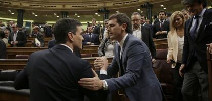 Pedro S&aacute;nchez y Albert Rivera, el viernes en el Congreso. 