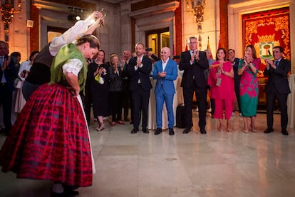 La alcaldesa de Zaragoza, Natalia Chueca y el alcalde de Madrid, José Luis Martínez Almeida, durante una representación en el evento de este martes.