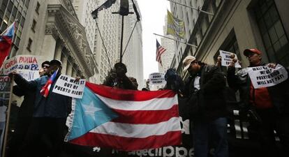 Protesta de activistas puertorrique&ntilde;os el mi&eacute;rcoles en las calles de Wall Street.