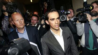 Alberto Contador, y Bjarne Riisa su llegada a la conferencia de prensa