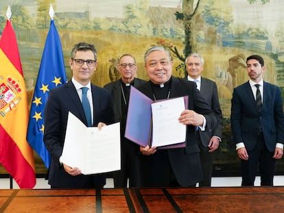 El ministro de la Presidencia, Félix Bolaños (izquierda), intercambia documentos con el Nuncio en España, el arzobispo Bernardito Auza (a su derecha) en un encuentro celebrado este miércoles en Madrid.