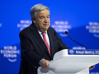 El secretario general de la ONU, Antonio Guterres, habla durante una sesión plenaria del foro de Davos.