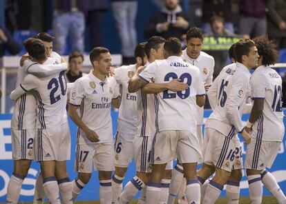 Álvaro Morata es felicitado por sus compañeros por su gol.