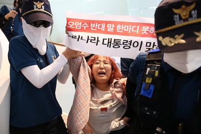 Una estudiante surcoreana protesta frente a la Embajada de Japón en Seúl, este jueves, por los vertidos de agua contaminada de la central el oceáno Pacífico.
