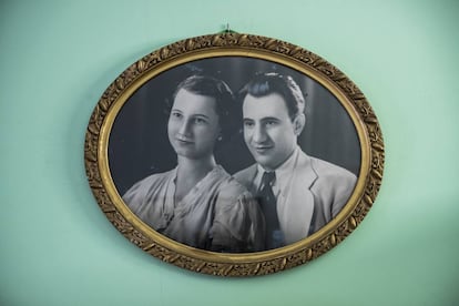 Aurora y Plácido Antonio, los padres de Anna Maria, en una foto de su casa en Barcelona.