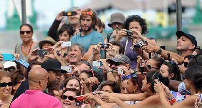 El actor  Denzel Washington rodeado de fans a su llegada al Festival de Cine de San Sebasti&aacute;n.