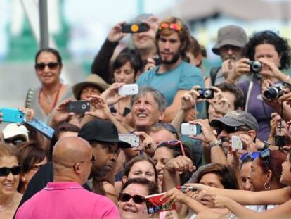 El actor Denzel Washington rodeado de fans a su llegada al Festival de Cine de San Sebastián.