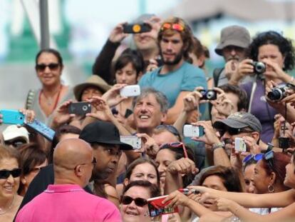 El actor  Denzel Washington rodeado de fans a su llegada al Festival de Cine de San Sebasti&aacute;n.