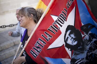 Una mujer con una bandera del Ché en la manifestación celebrada en Sevilla por el día del trabajador.

