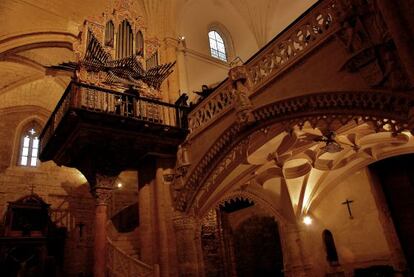 Iglesia de Támara de Campos, con su gran órgano estilita (suspendido sobre una columna).