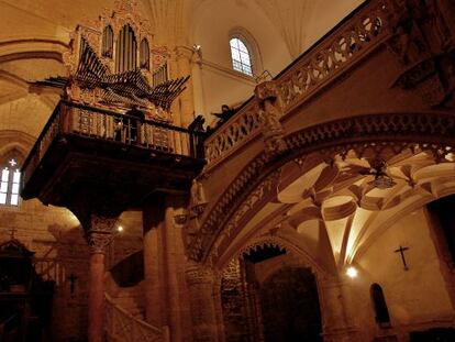 Iglesia de Támara de Campos, con su gran órgano estilita (suspendido sobre una columna).