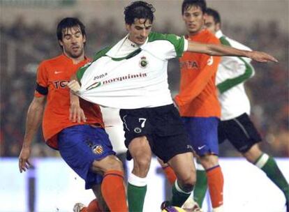 Jorge López es agarrado de la camiseta por David Albelda