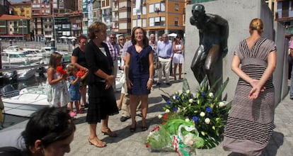 La alcaldesa de Bermeo, Idurre Bideguren (en el centro), ayer tras realizar la ofrenda floral en recuerdo de las víctimas de la galerna de 1912, junto a la diputada de Cultura, Josune Ariztondo (a su derecha).