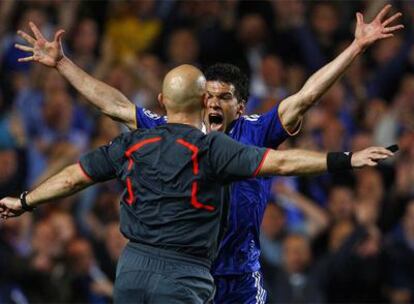 Ballack reclama al árbitro un penalti a favor del Chelsea.