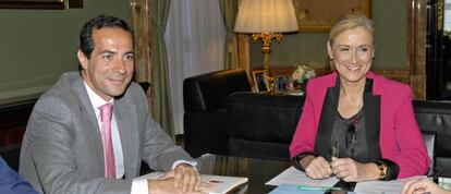 Salvador Victoria y Cristina Cifuentes, durante su entrevista.