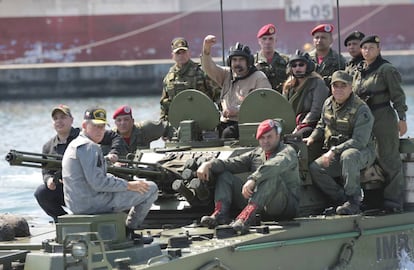Nicolás Maduro, subido a un blindado del Ejército.