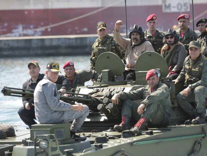 Nicolás Maduro, subido a un blindado del Ejército.