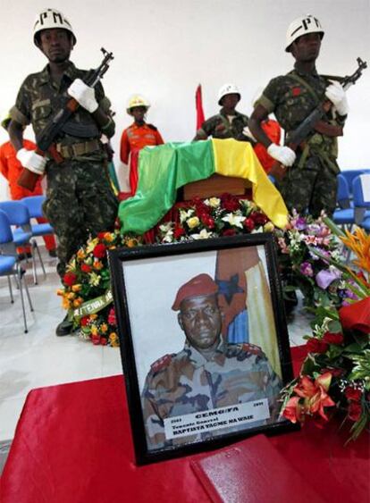 Honras fúnebres por el jefe del Ejército de Guinea-Bissau, Batiste Tagme na Waje, asesinado el pasado 2 de marzo.