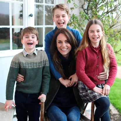 Kate Middleton con sus hijos Jorge, Carlota y Luis, en una imagen difundida por el palacio Kensington. Posteriormente se confirmó que la imagen había sido manipulada.