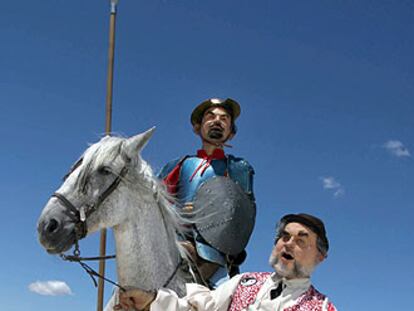 Los muñecos de José Luis Rodríguez Zapatero (sobre el caballo) y Pedro Solbes, en <i>Don Quijote del guiñol.</i>