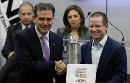 Lorenzo Córdova, presidente del INE, y Ricardo Anaya, a la derecha.