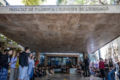 Estudiantes encerrados dentro de la facultad de Filosofía y Ciencias de la Educación, este jueves en Valencia. 
