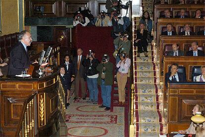 El presidente de ERC, Josep Lluís Carod-Rovira, ha asegurado que detrás de los representantes de los grupos parlamentarios catalanes se encuentra "una nación que no piensa dejar de serlo". El líder de los independentistas catalanes ha pedido a Zapatero, que, por esta razón, sea "valiente frente a la amenaza y al miedo", "dignifique la política" y "cumpla la palabra dada". También ha advertido a los diputados: "Sean conscientes de que si nos cierran esta puerta, ¿qué otra puerta dejarán abierta?".