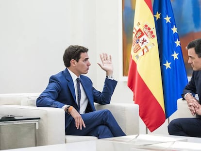 Pedro Sanchez recibe en el Palacio de La Moncloa al lider de Ciudadanos, Albert Rivera.