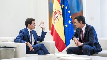 Pedro Sanchez recibe en el Palacio de La Moncloa al lider de Ciudadanos, Albert Rivera.